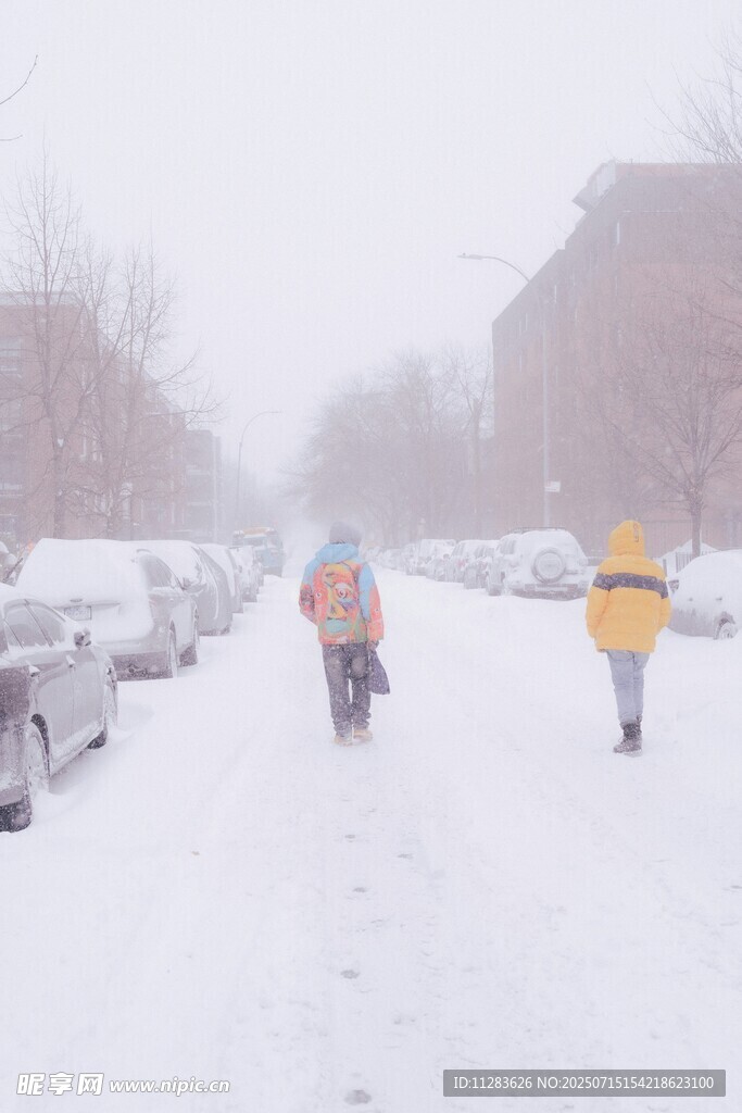 大雪中行人在街道艰难行走