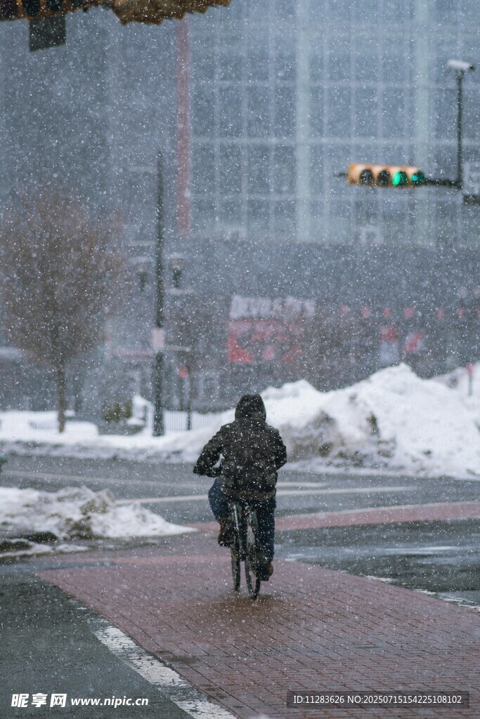 雪中骑行者