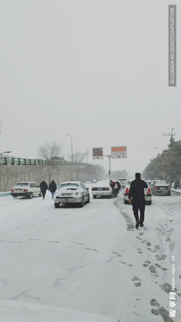 雪地行人与车辆的冬日景象