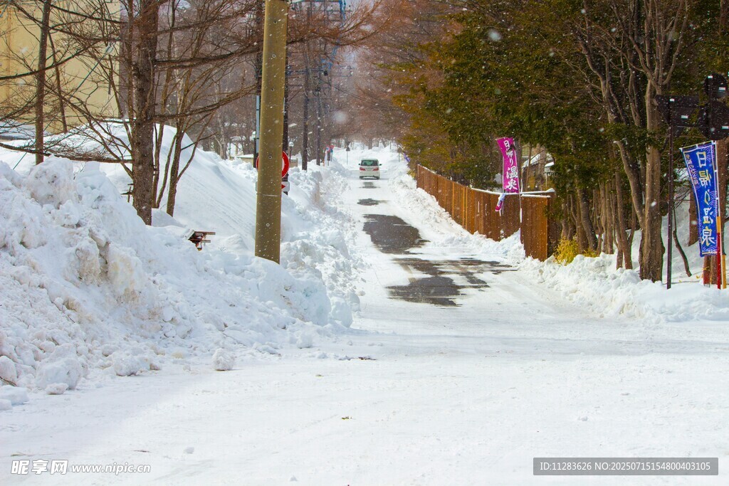 冬日雪后静谧街道