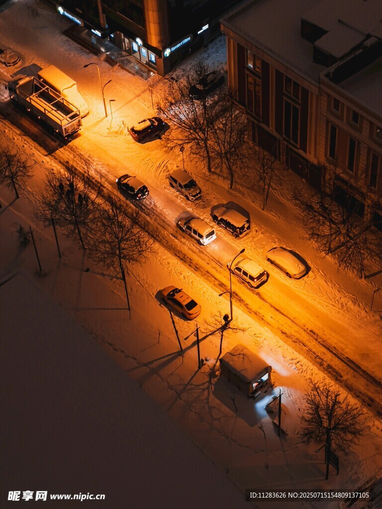 雪夜城市街道灯光景象