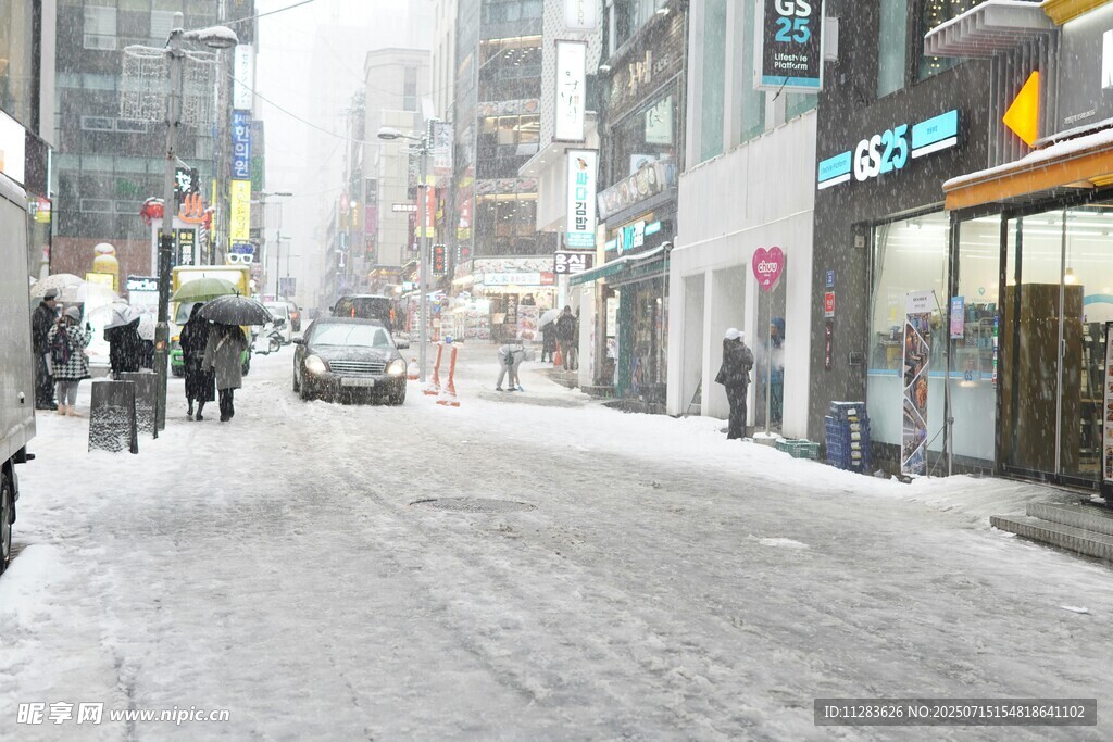 城市街道雪景中的行人车辆