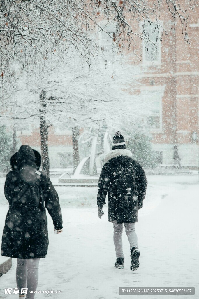 雪中漫步的行人