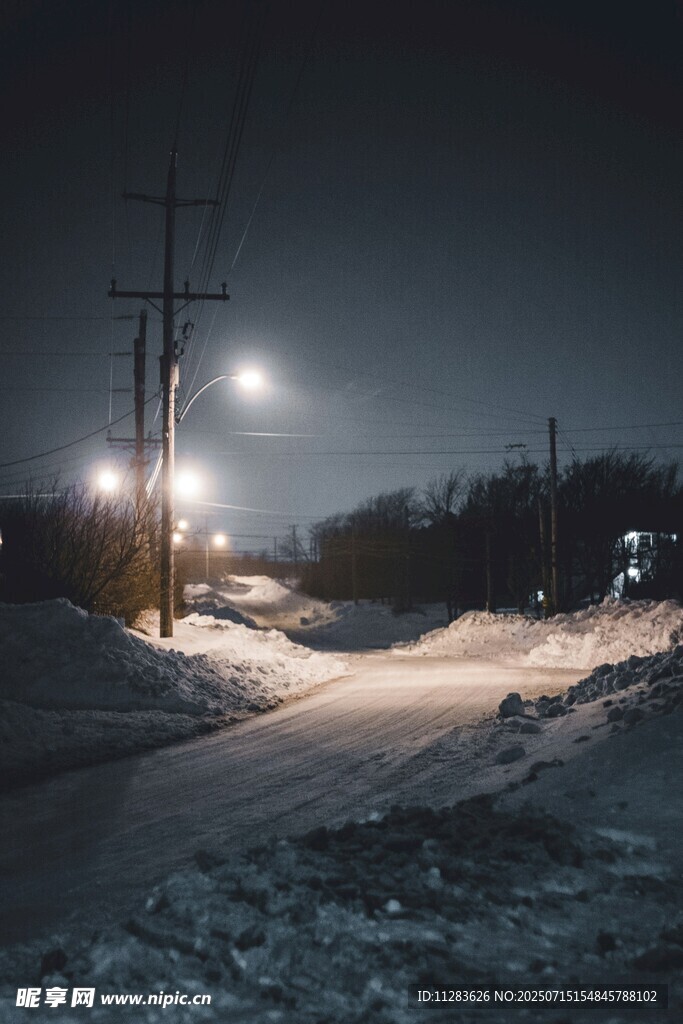 冬夜雪覆道路的静谧景象