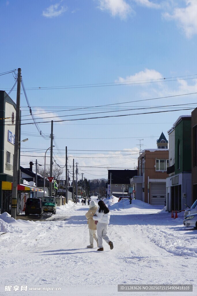 冬日街头的滑雪者
