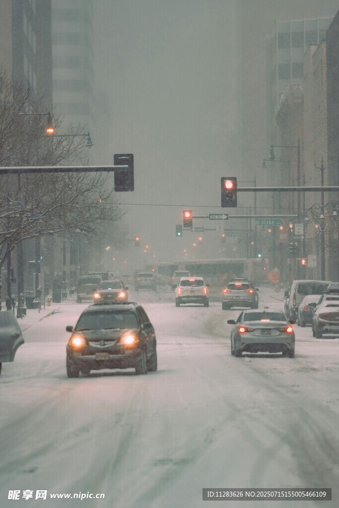 雪天城市道路行车景象