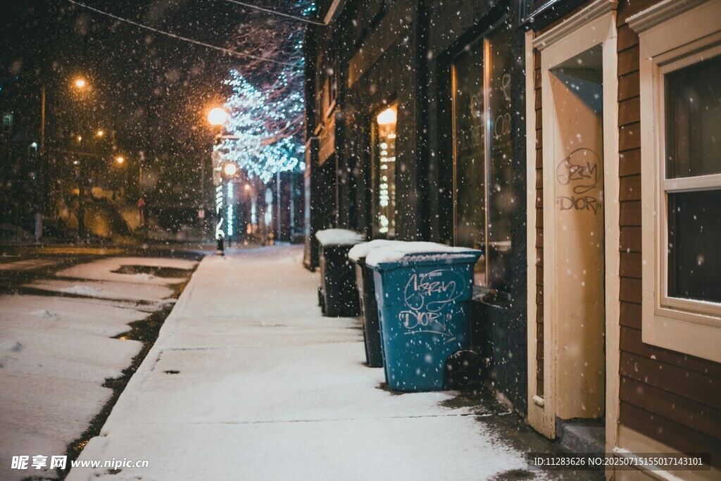 雪夜街边的垃圾桶与建筑