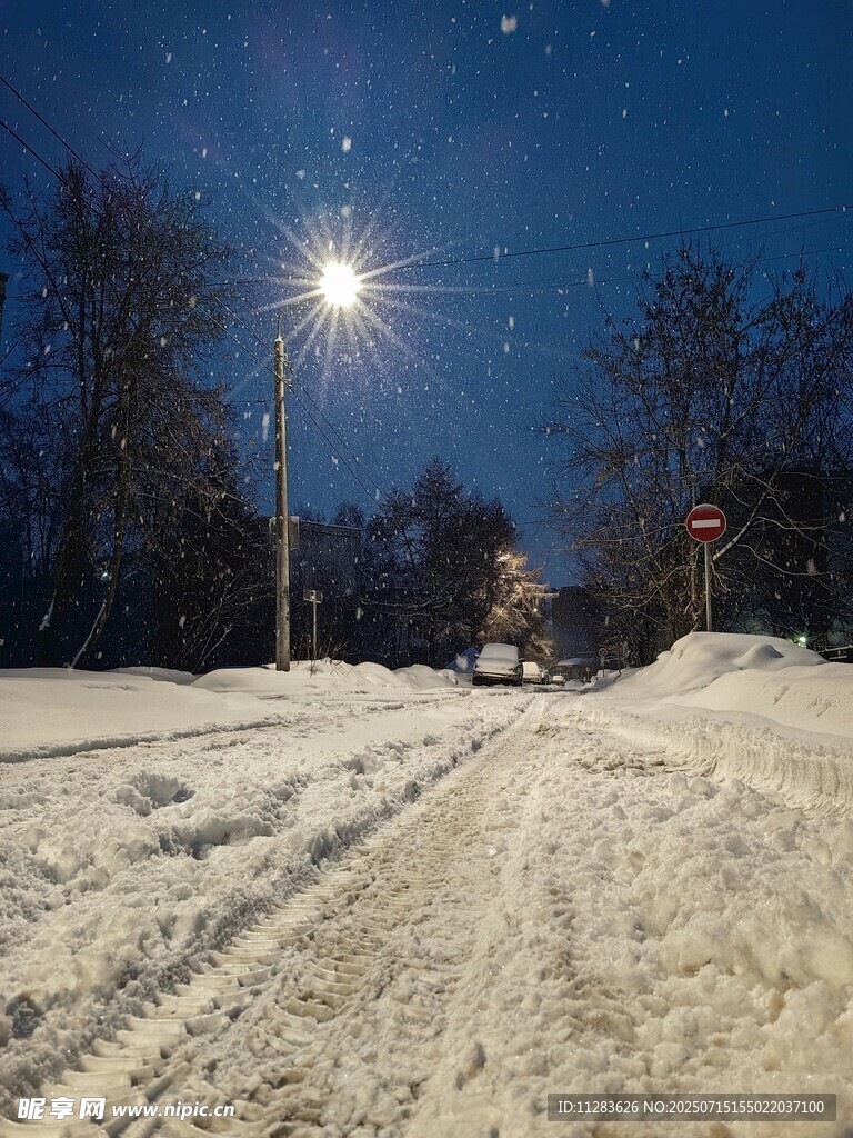 冬夜雪路的静谧灯光