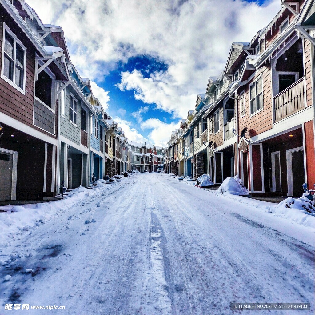 冬日雪后宁静的街道
