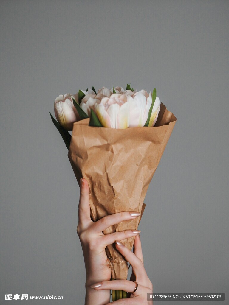 手捧玫瑰花束