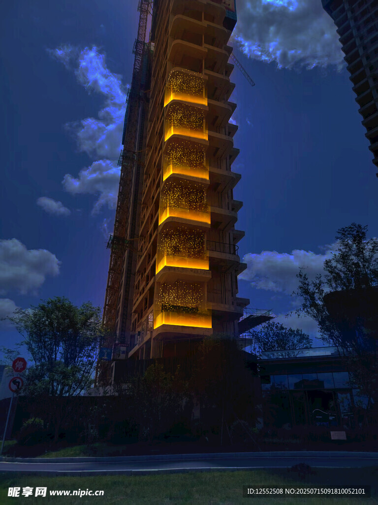 夜幕下的璀璨高楼