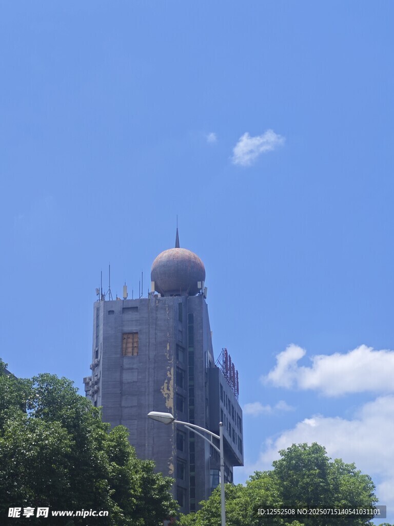 高楼顶端的球形建筑