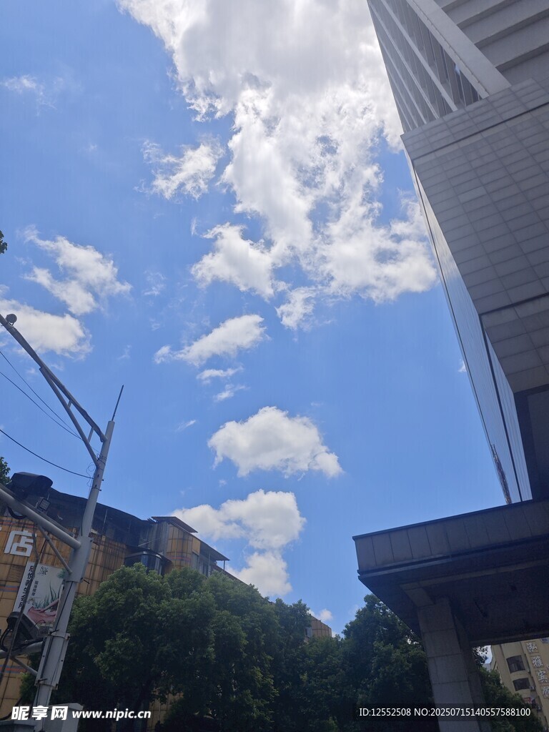 城市中蓝天白云下的建筑