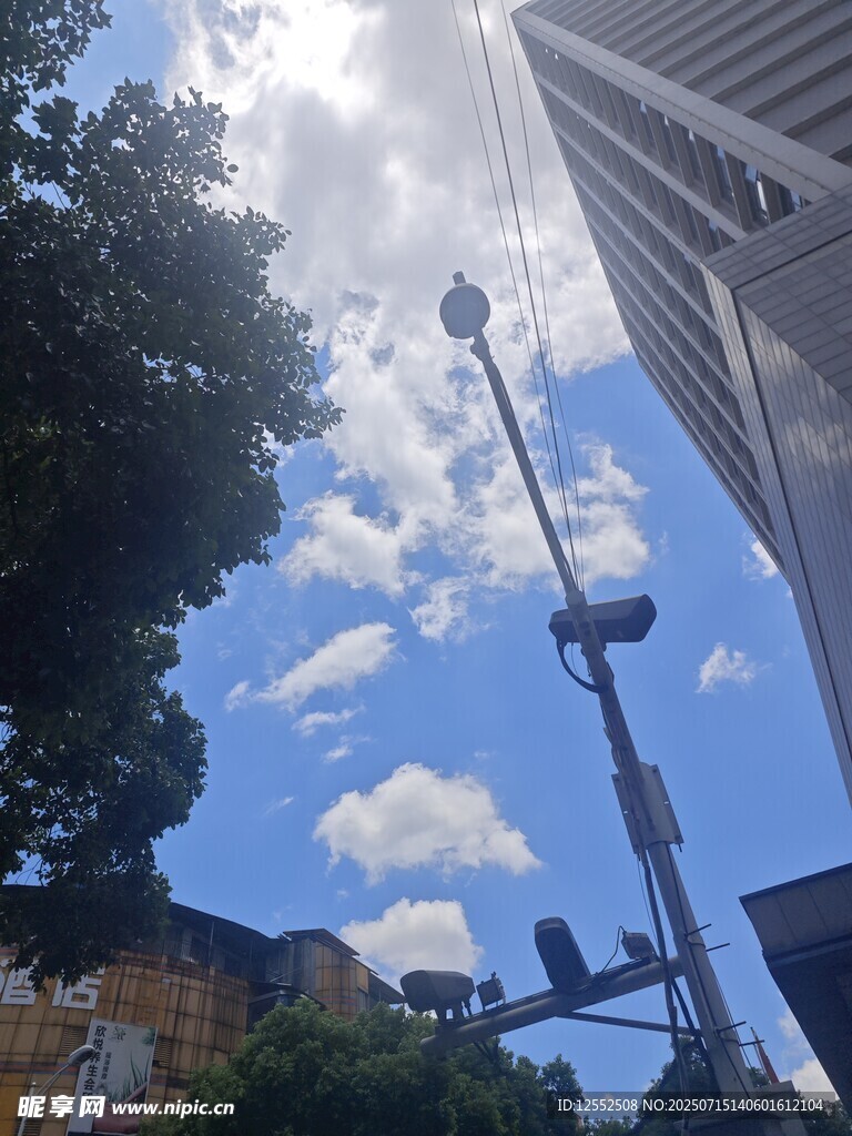 城市中蓝天白云下的高塔