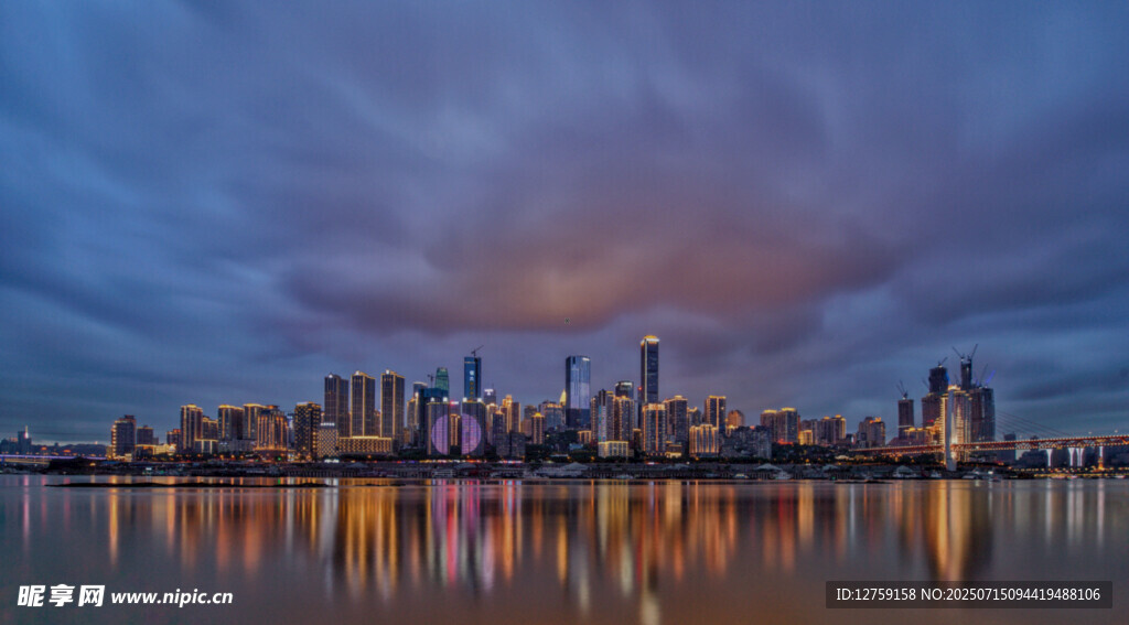 城市夜景   天际线与水面倒影