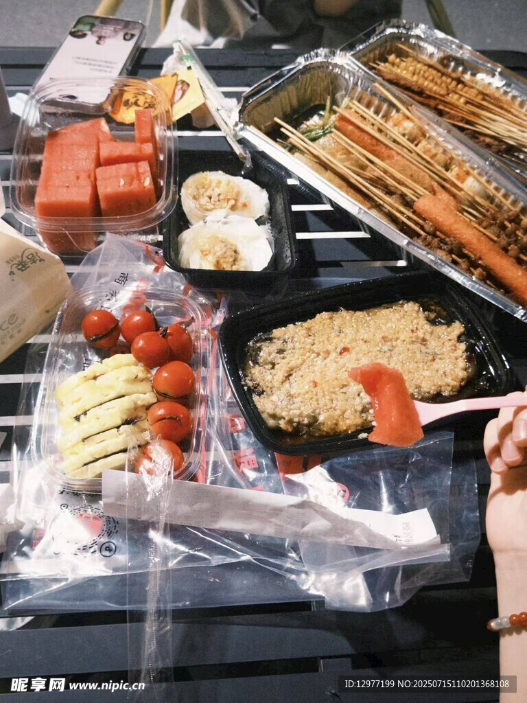 户外烧烤美食丰富多样
