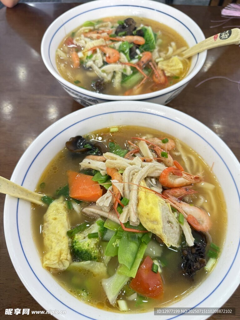 两碗美味多彩的蔬菜面条