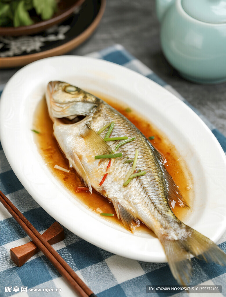 清蒸鱼摆放在盘内