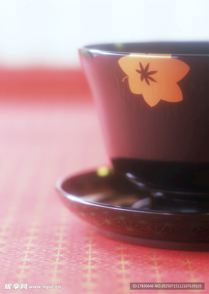 日式花纹茶杯与茶托
