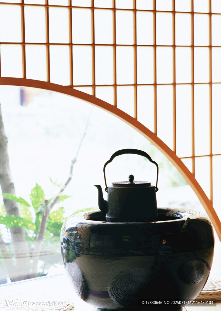 中式茶室中的古朴黑陶茶壶
