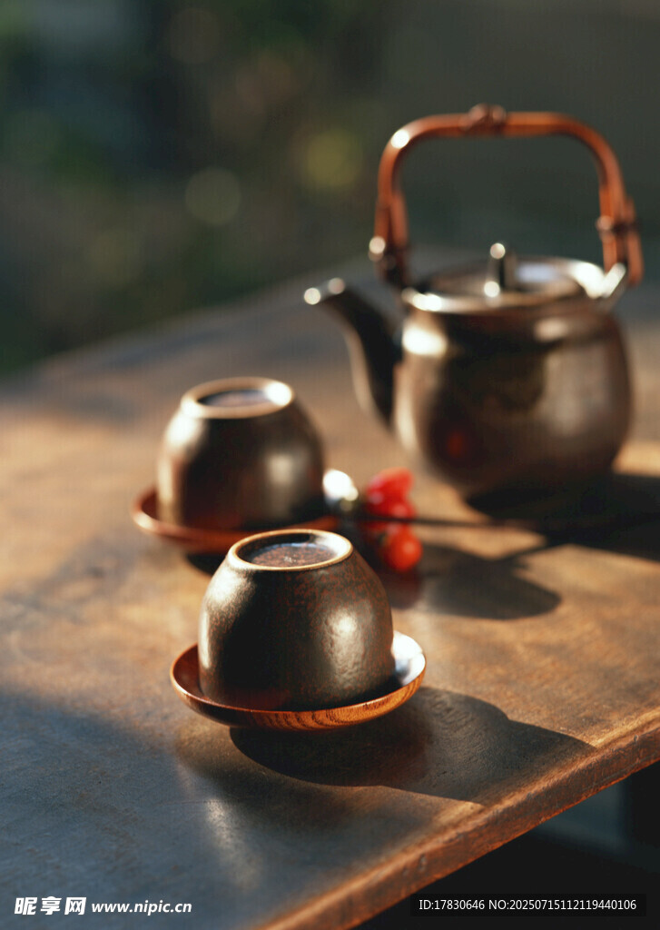 古朴茶具置于木桌之上