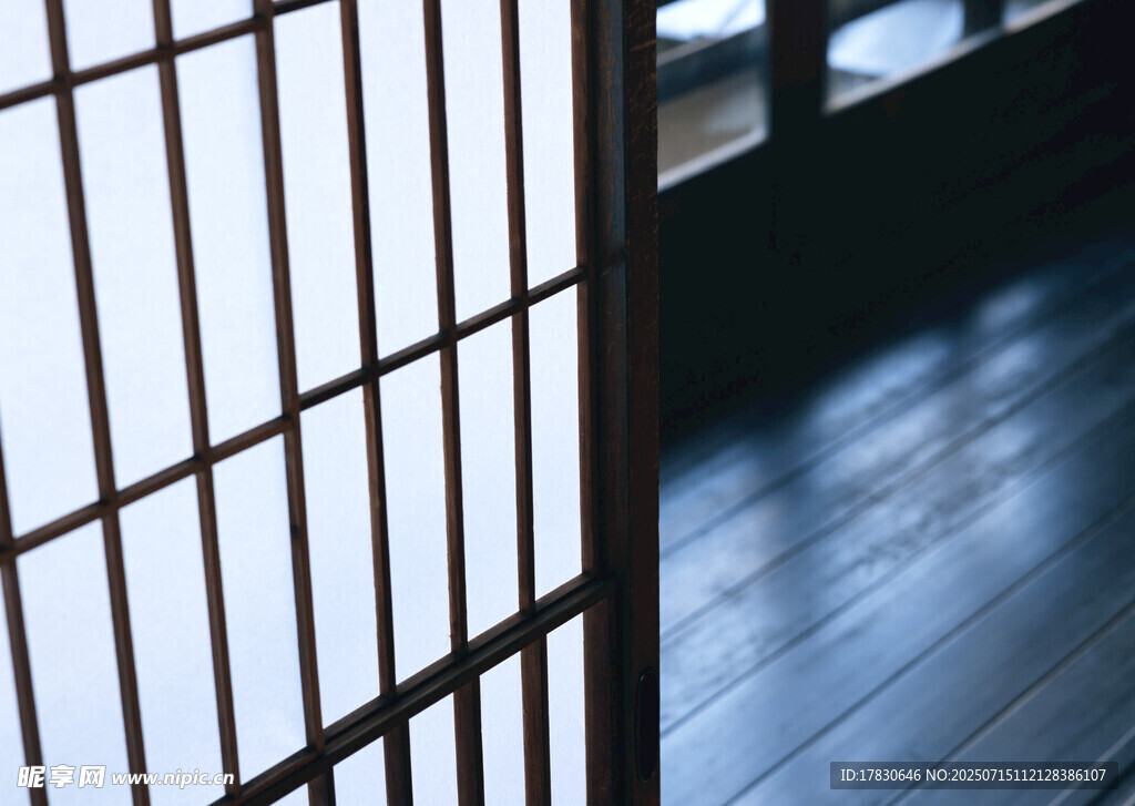 日式窗棂下的静谧空间