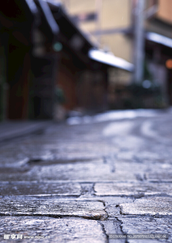 雨后古巷石板路