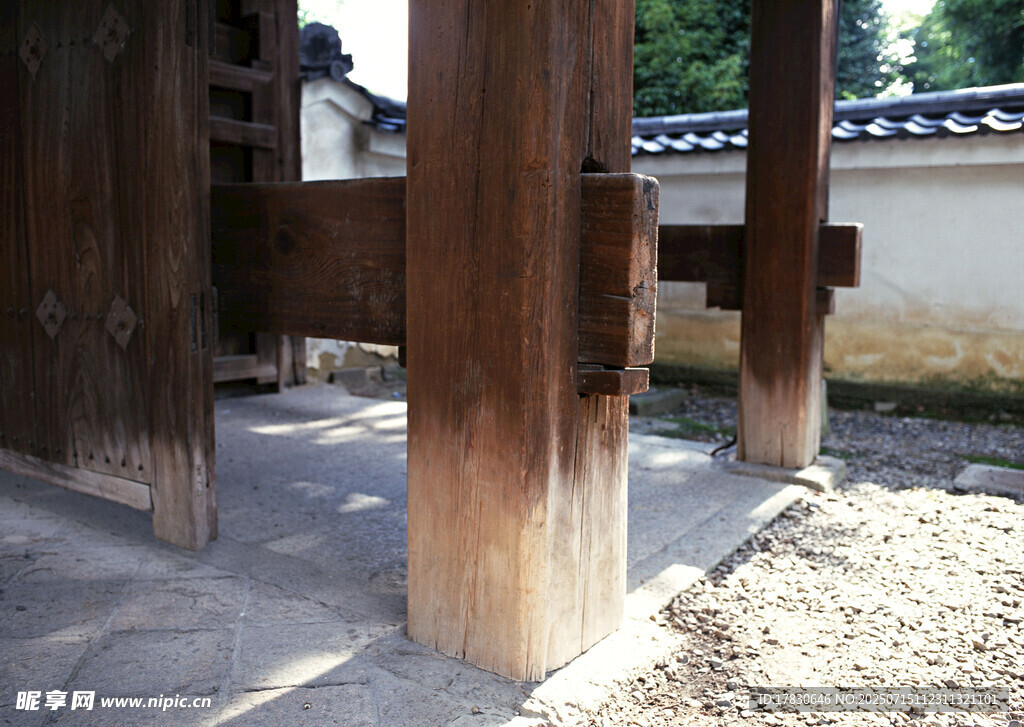 传统木质建筑底部结构