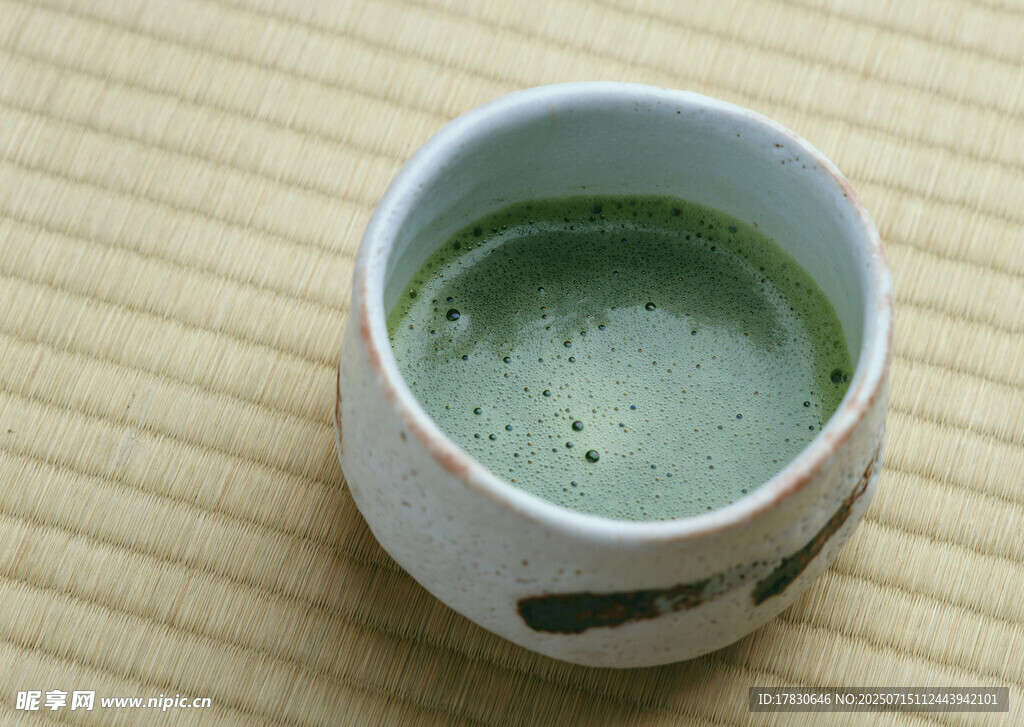 日式抹茶置于古朴茶碗中