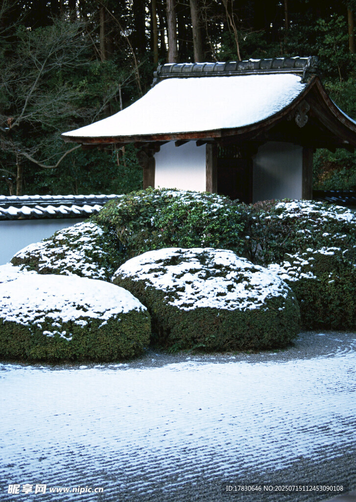 雪覆日式庭院小屋