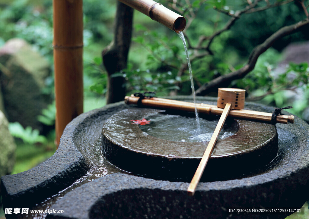 日式庭院竹制流水景观