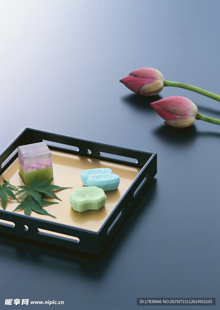 日式茶点与娇艳郁金香