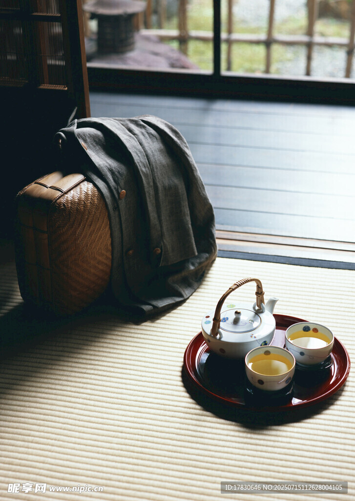 日式茶室中的茶具与行囊