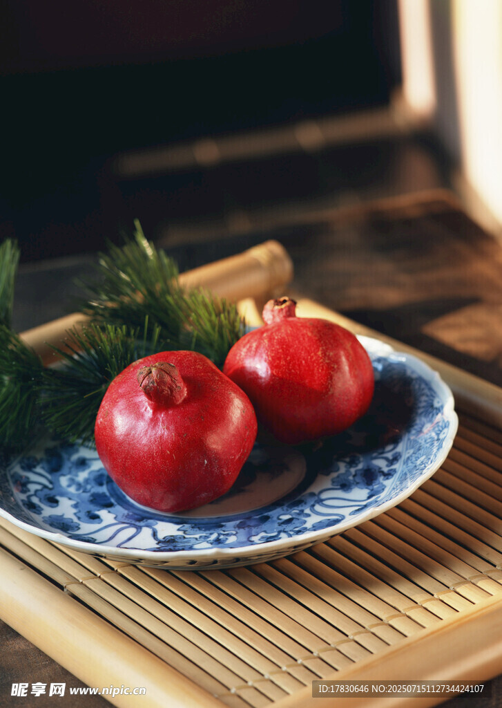 中式盘上双红苹果
