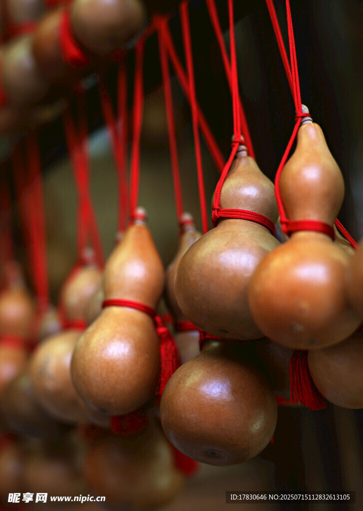 悬挂的精美葫芦工艺品