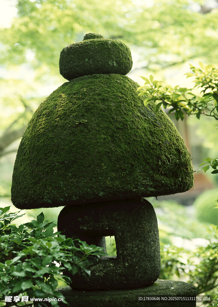 日式苔藓石灯笼