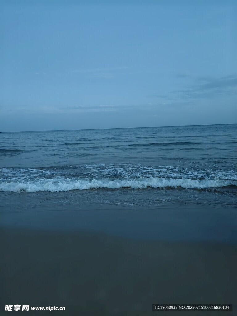 宁静海边的轻柔海浪