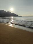 夕阳下的美丽海滩风光