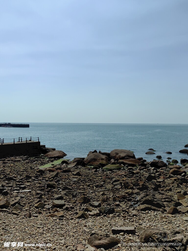 海边碎石滩 海岸线