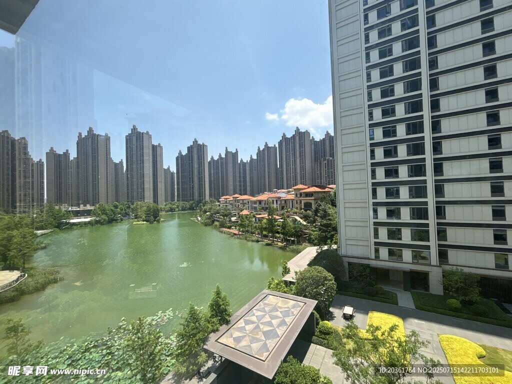 河畔高楼景观
