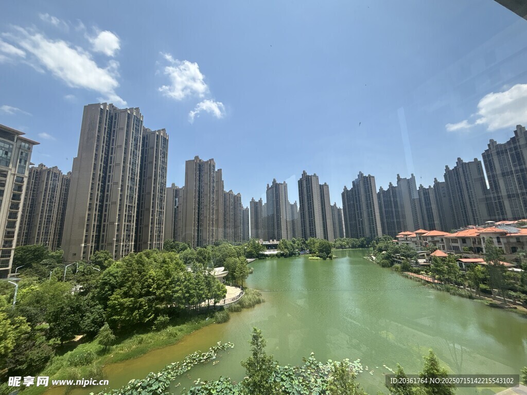 河畔高楼林立的城市风光