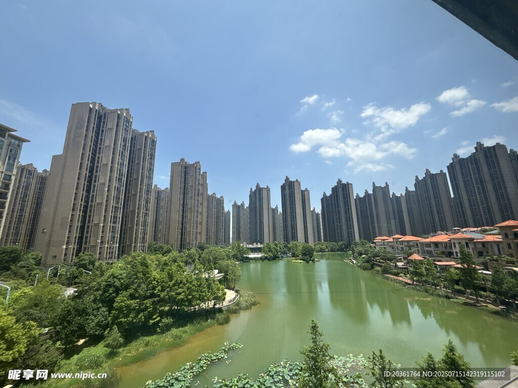 河畔高楼林立的城市风光