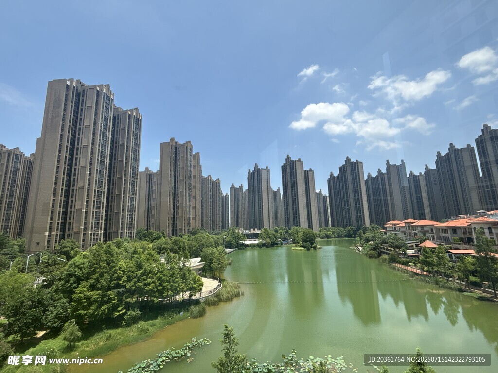 河畔高楼林立的城市风光