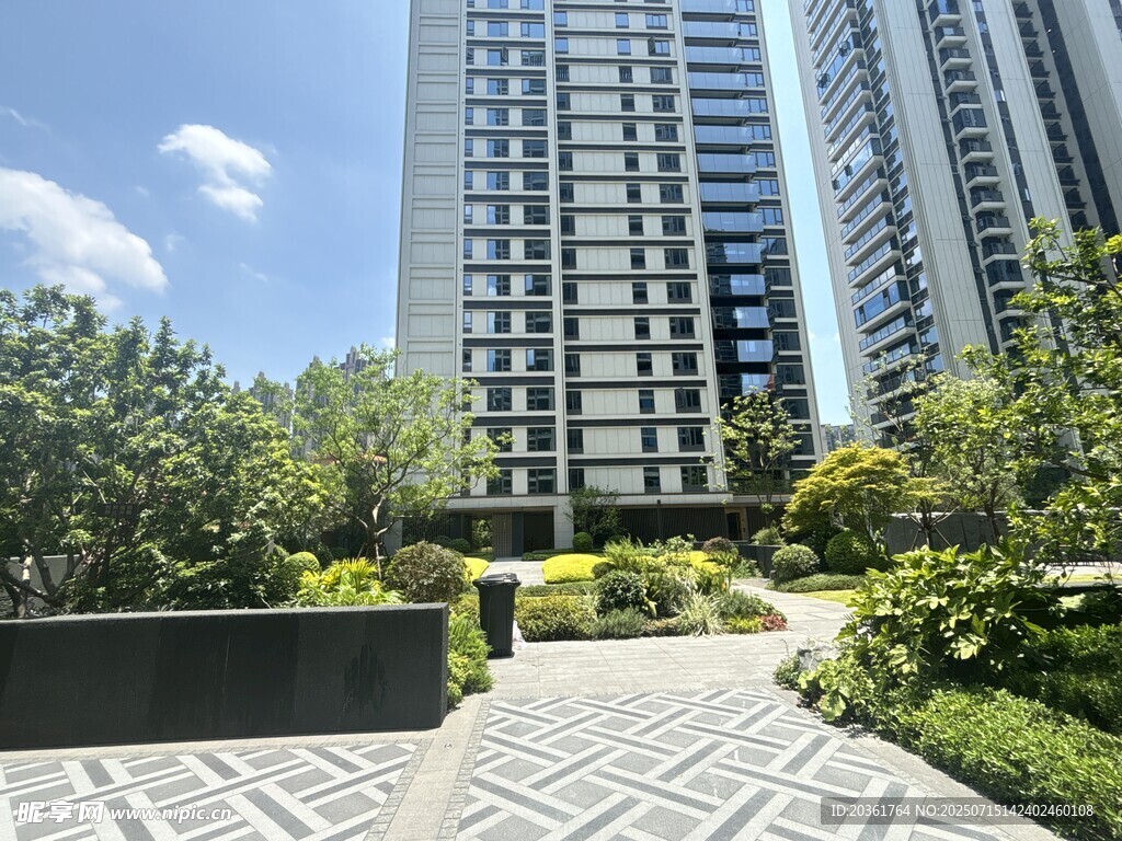 都市花园中的高层住宅景观