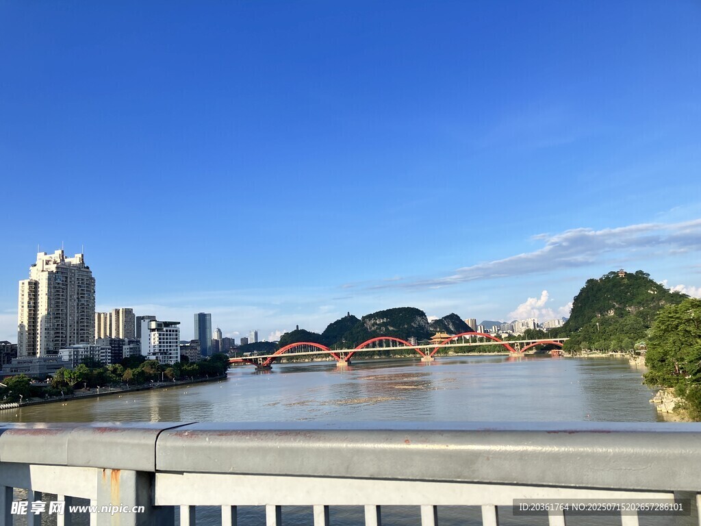 江边城市风光美景