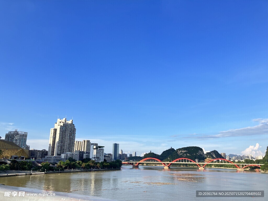 城市河畔风光