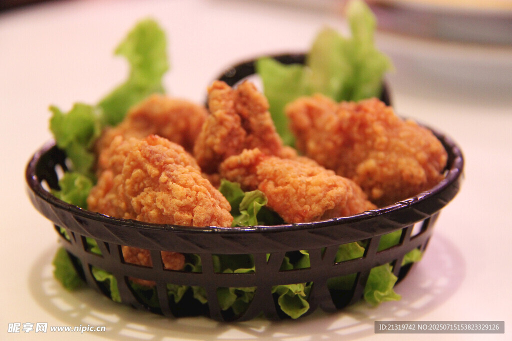 香脆炸肉丸摆于绿叶间
