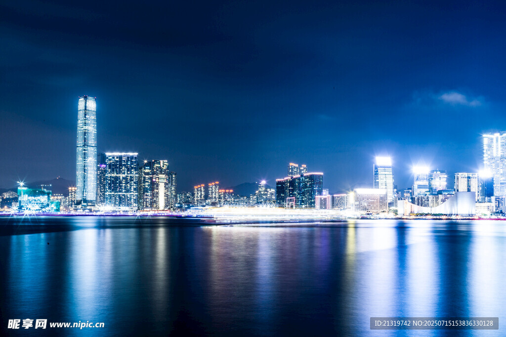 城市夜景璀璨灯光倒影