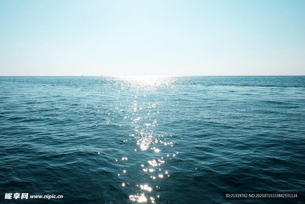 海面阳光闪耀的静谧美景