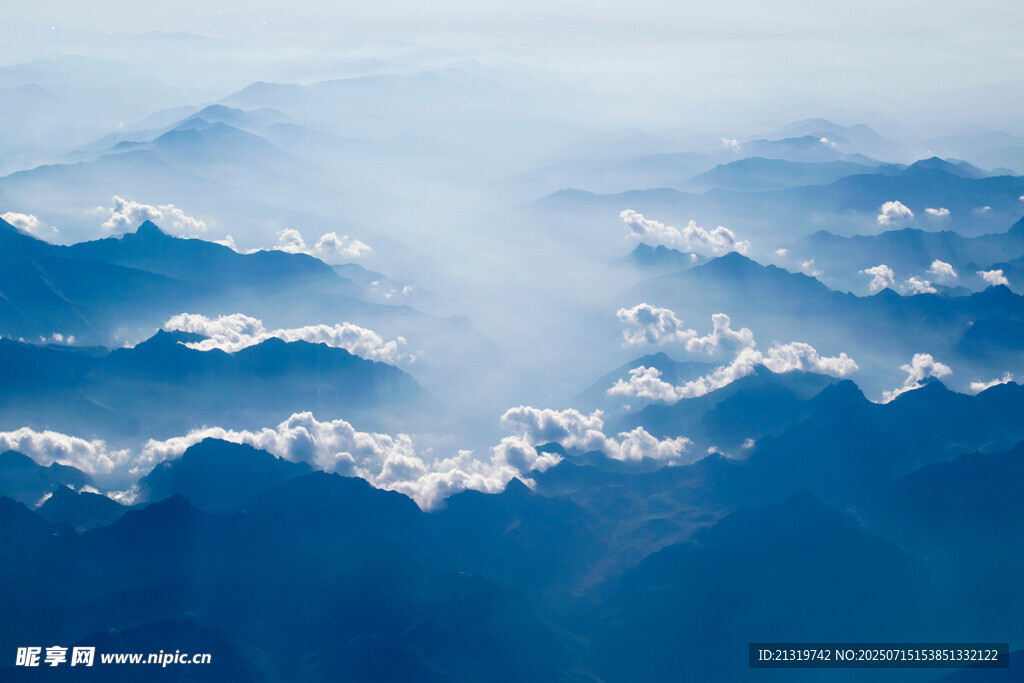 云海之上的壮丽山景